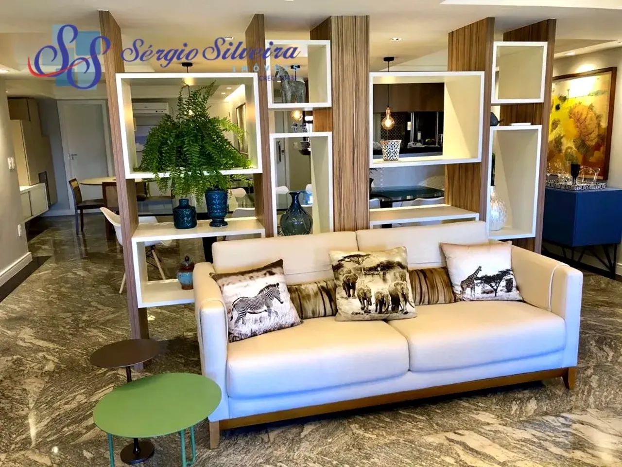 Apartamento mobiliado no Porto das Dunas com 5 suítes