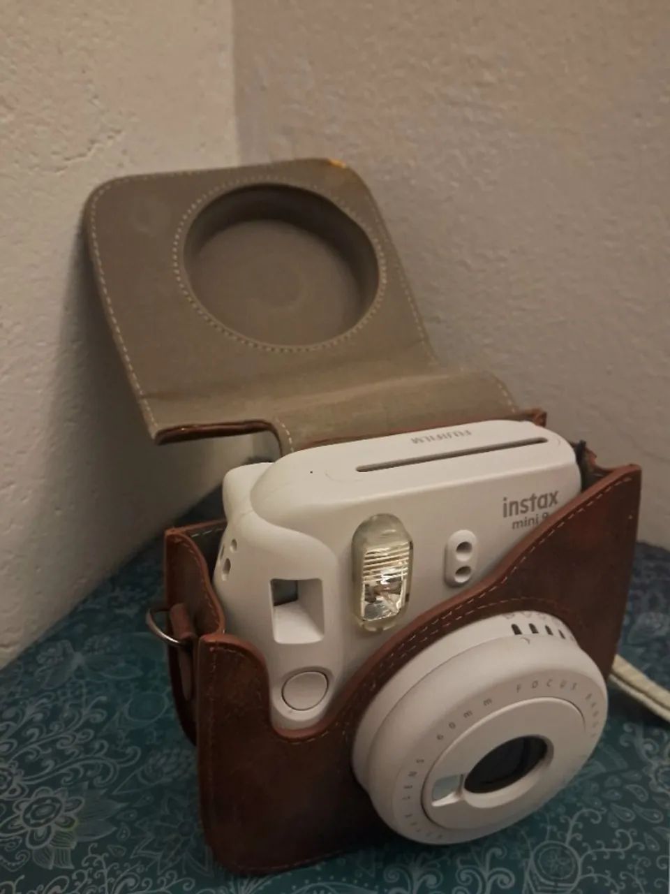 camera polaroid fujifilm instax mini 9 branca, nova e com capa de couro 
