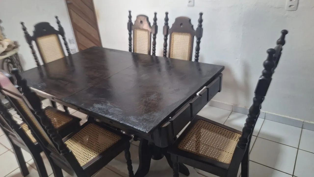 Conjunto de arca e mesa antigo de seis cadeiras  - Foto 3