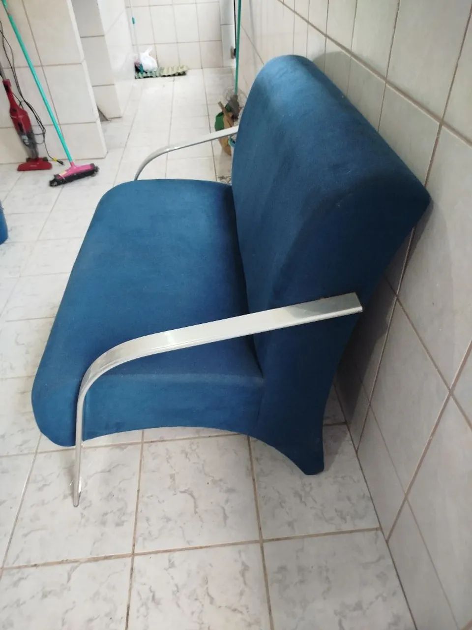 Vendo sofá em ótimas condições de conservação  - Foto 4