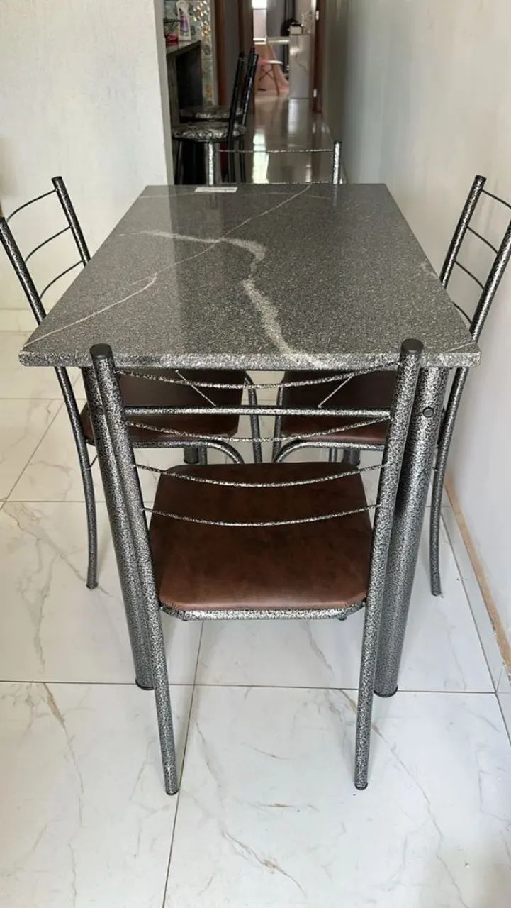 Mesa de mármore com 4 cadeiras  - Foto 2
