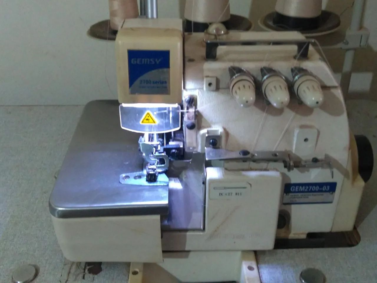 Overloque industrial Gemsy 2700series, bom estado, funcionando  - Foto 3