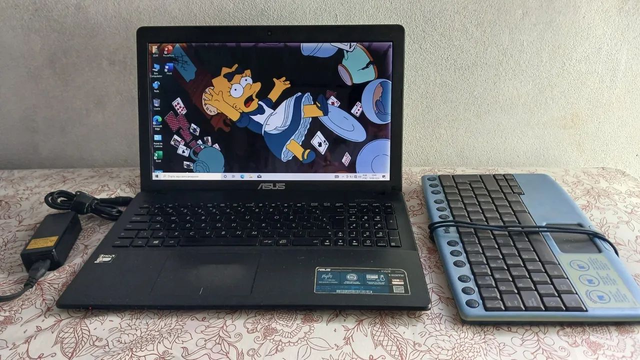 Notebook Asus 15.6, HD de 500, 4gb de ram. Tem que usar com esse teclado USB. 200 v
