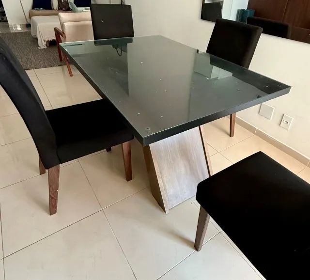 Mesa de jantar com 4 cadeiras