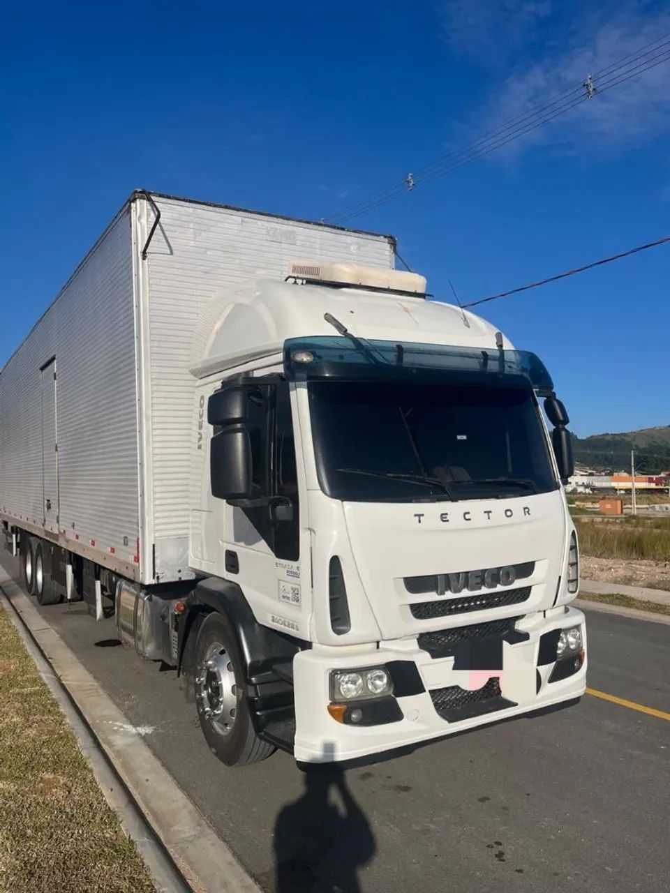 Caminhão baú Iveco 