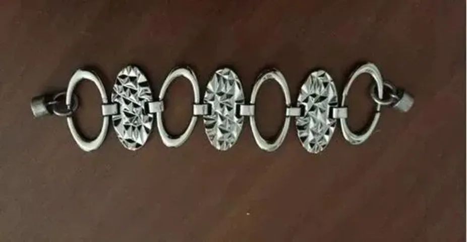 Pulseira em metal com banho de ródio negro - fecha com imã