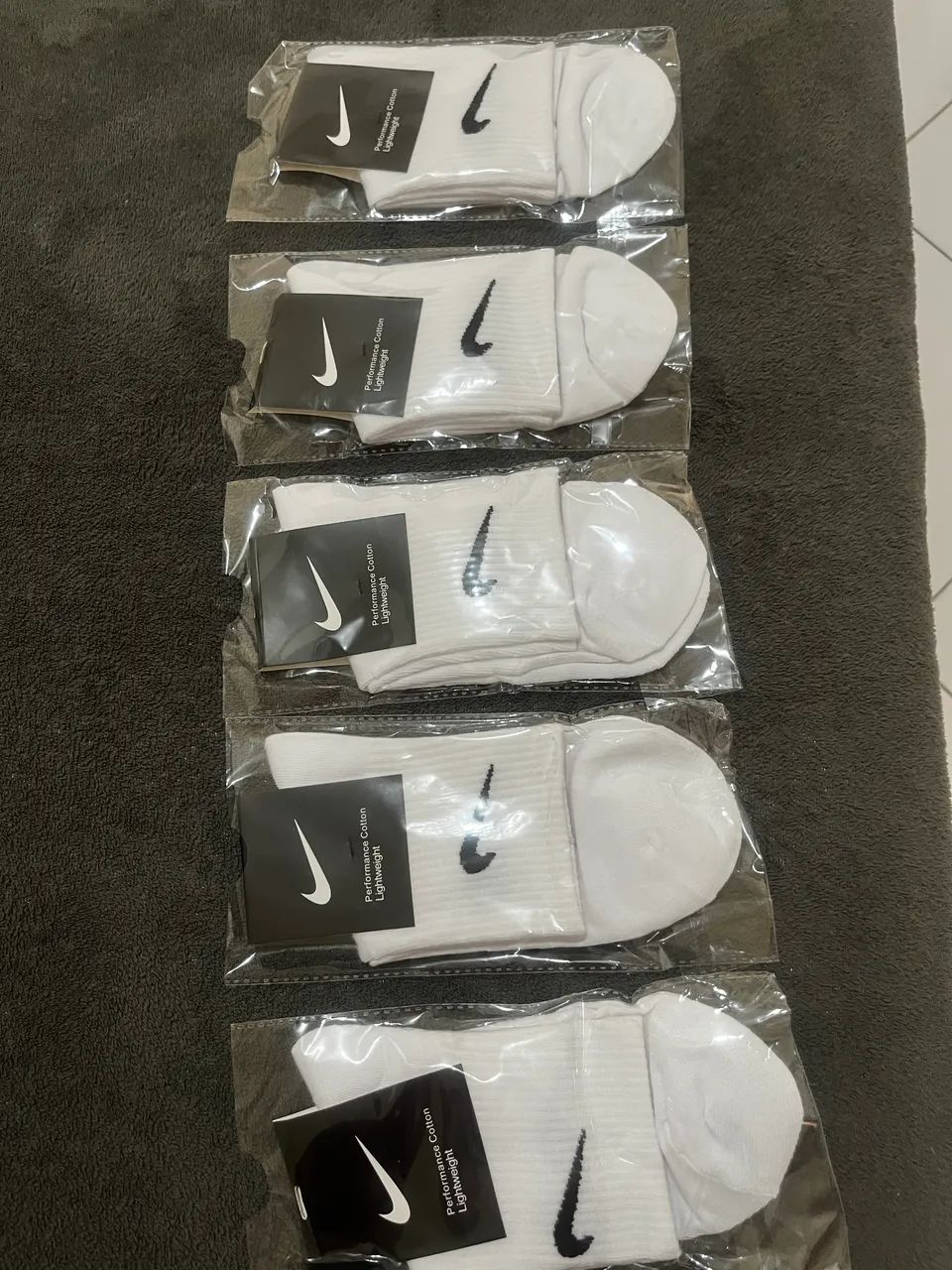 Kit com 10 pares de meias brancas cano médio 