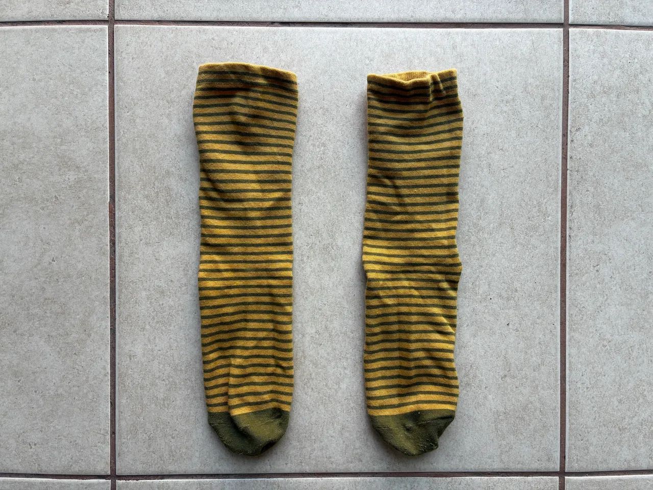 Meias listradas amarelo e verde (KAFU) - Foto 2