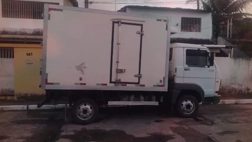 Venda de caminhão baú  - Foto 4