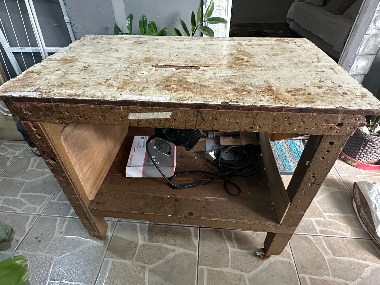 Mesa completo com a serra e acessórios.