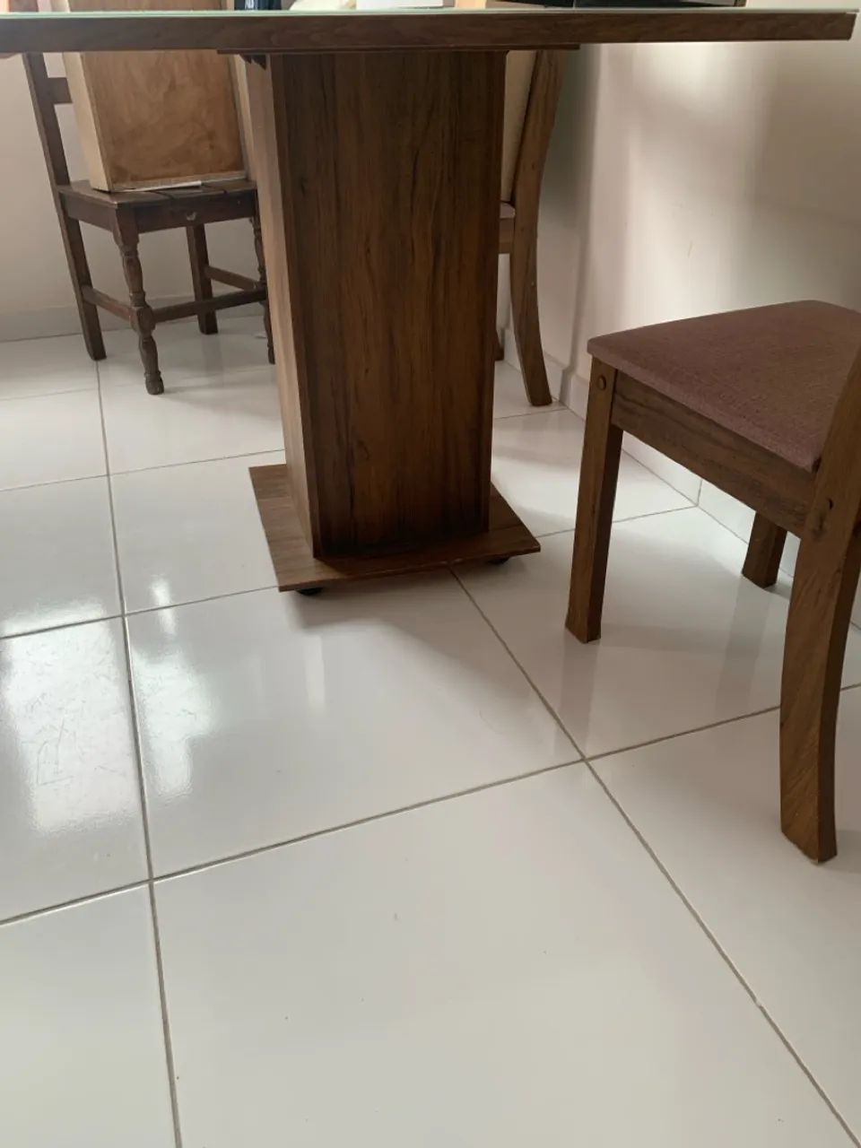 Vendo mesa com 2 cadeiras  - Foto 2