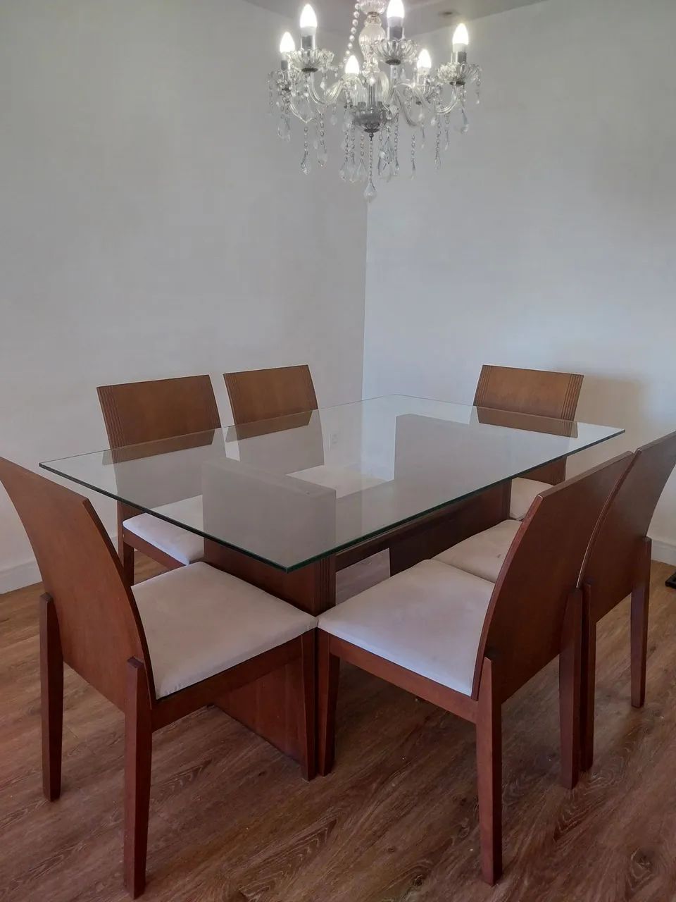 Mesa de jantar de madeira com tampo de vidro e 6 cadeiras 