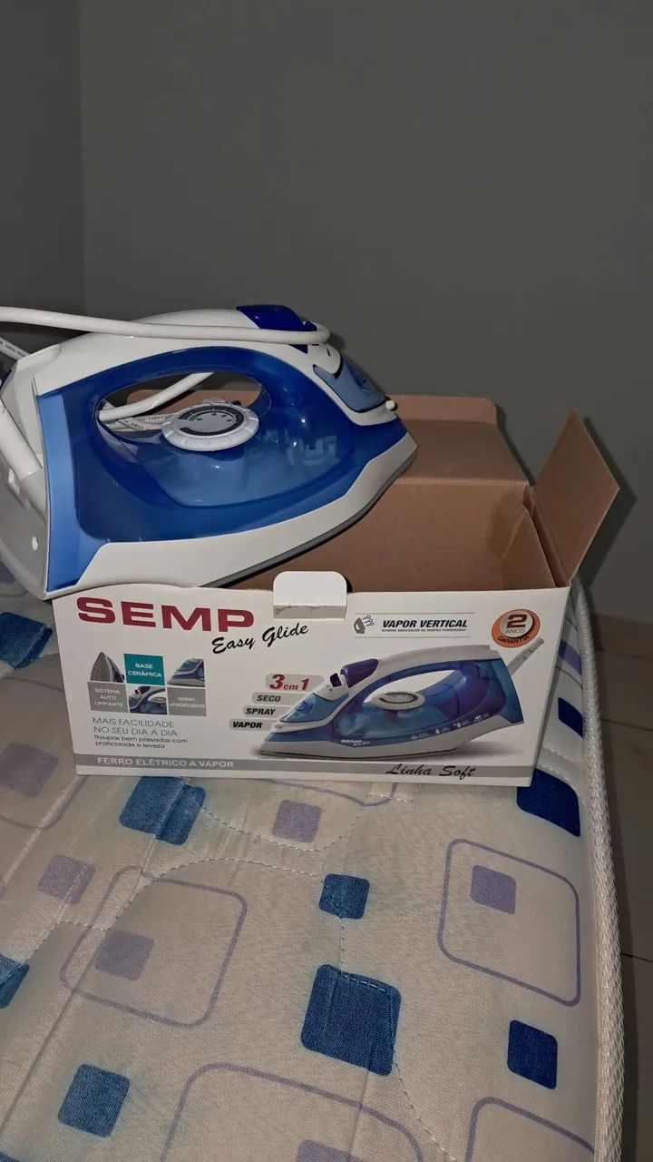 Ferro de passar roupa.