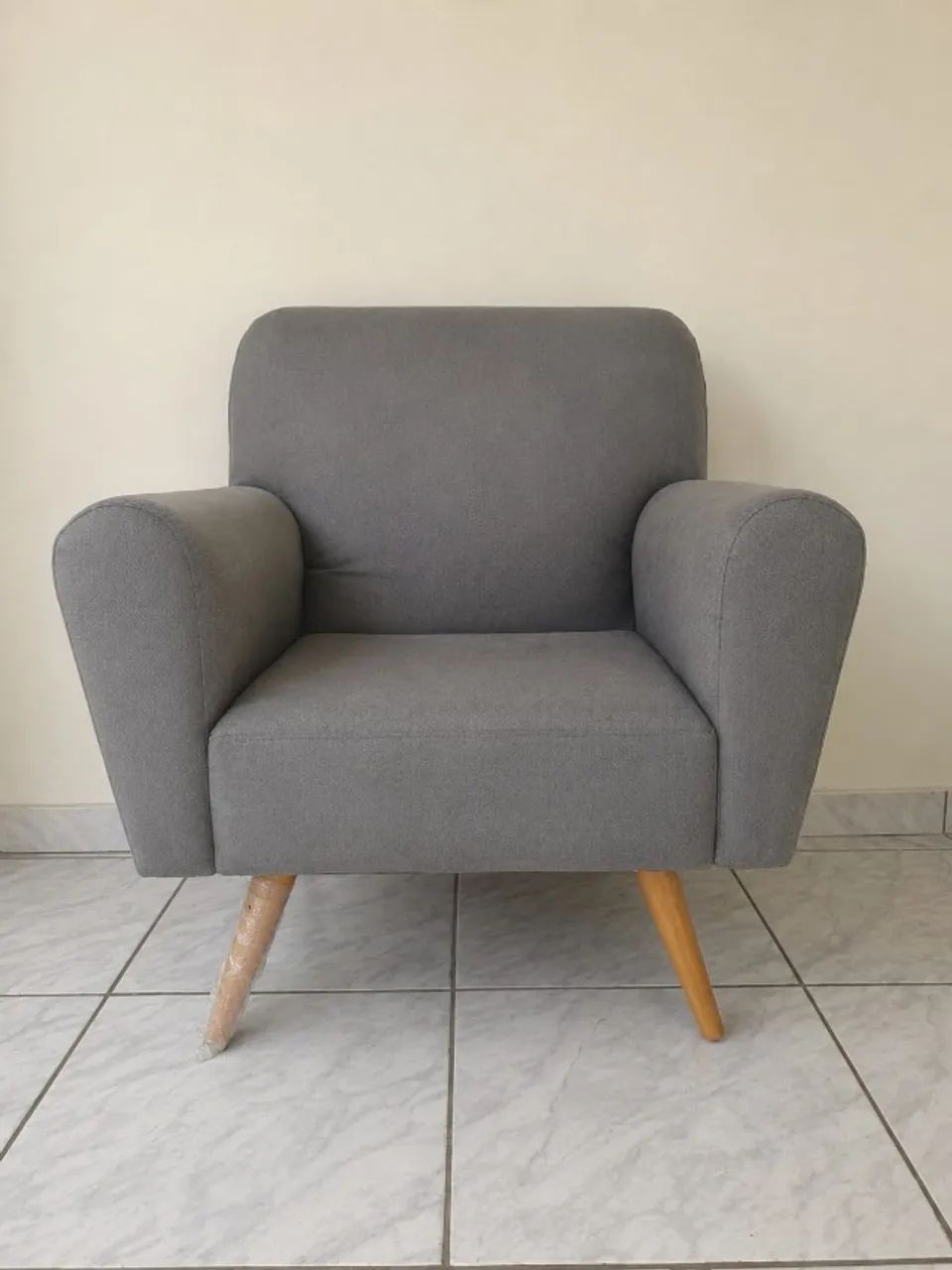Poltrona Decorativa Cinza com Pés de Madeira