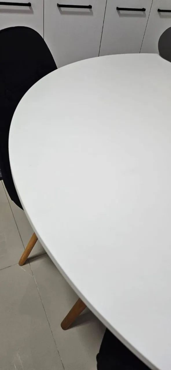 Mesa completa com jogos de cadeira 
