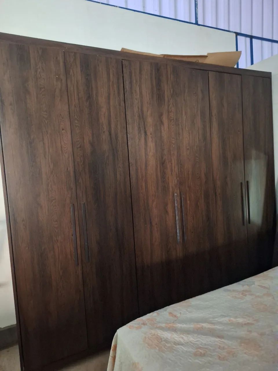 Vendo uma cama king com cabeceira e um guarda roupa com 6 portas.  - Foto 2