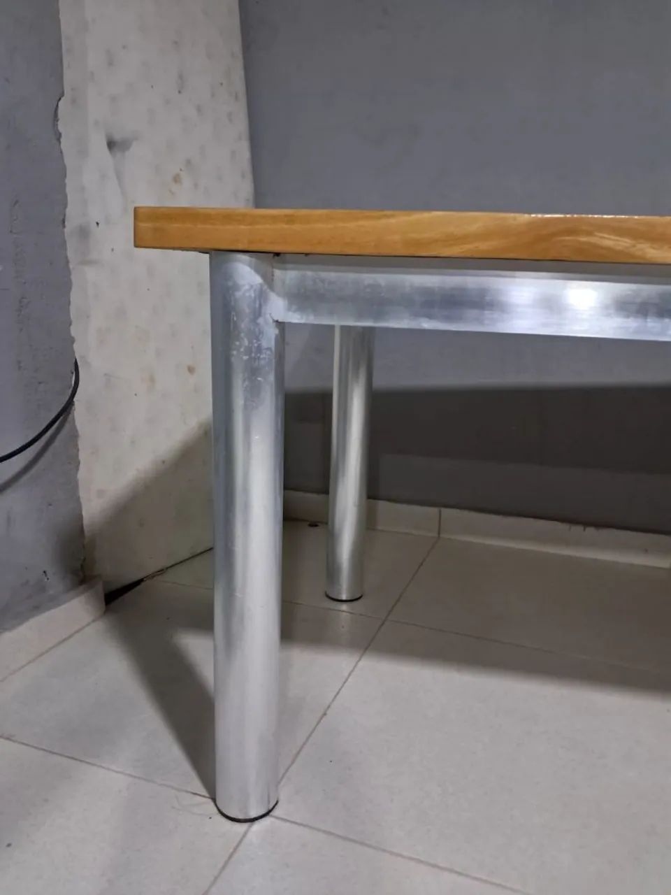 Vende-se mesa de madeira com base de alumínio  - Foto 3