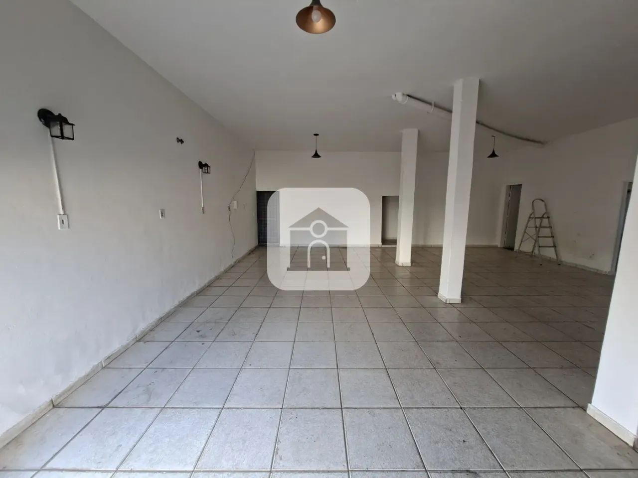Cômodo comercial para venda no bairro Saraiva