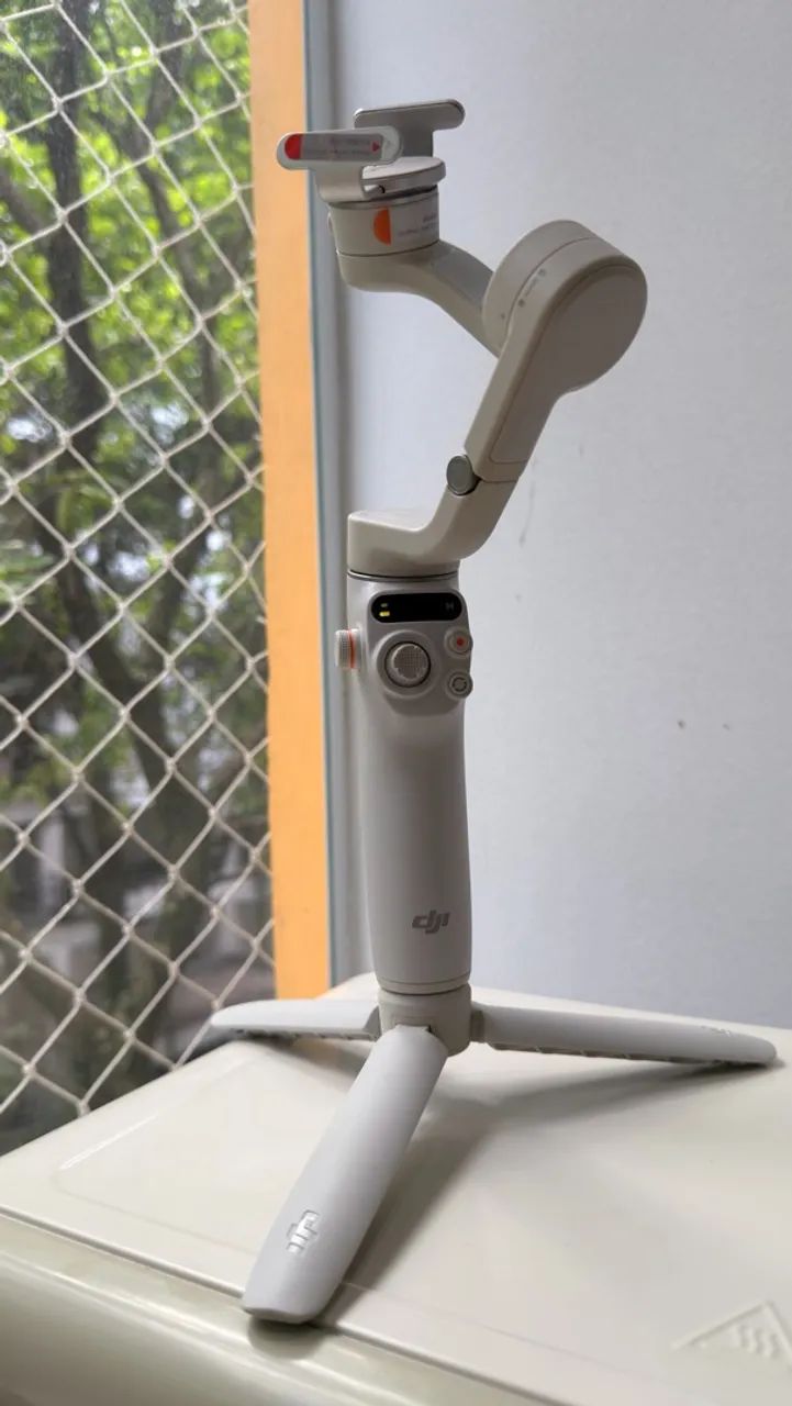 Estabilizador eletrônico de 3 eixos para celular - Foto 3