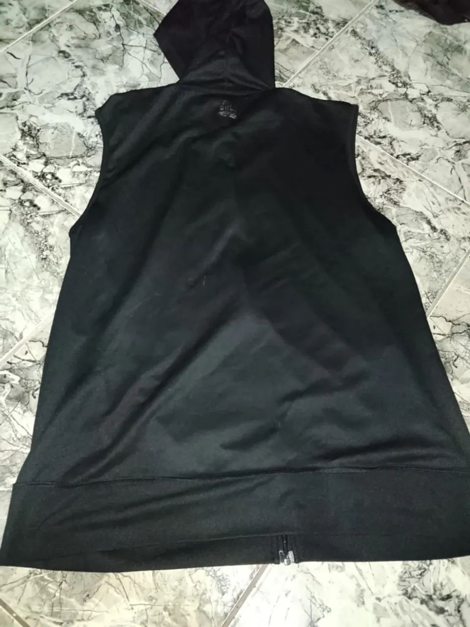 Colete Preto com Capuz - Lindo, Conservado e Barato! - Foto 2