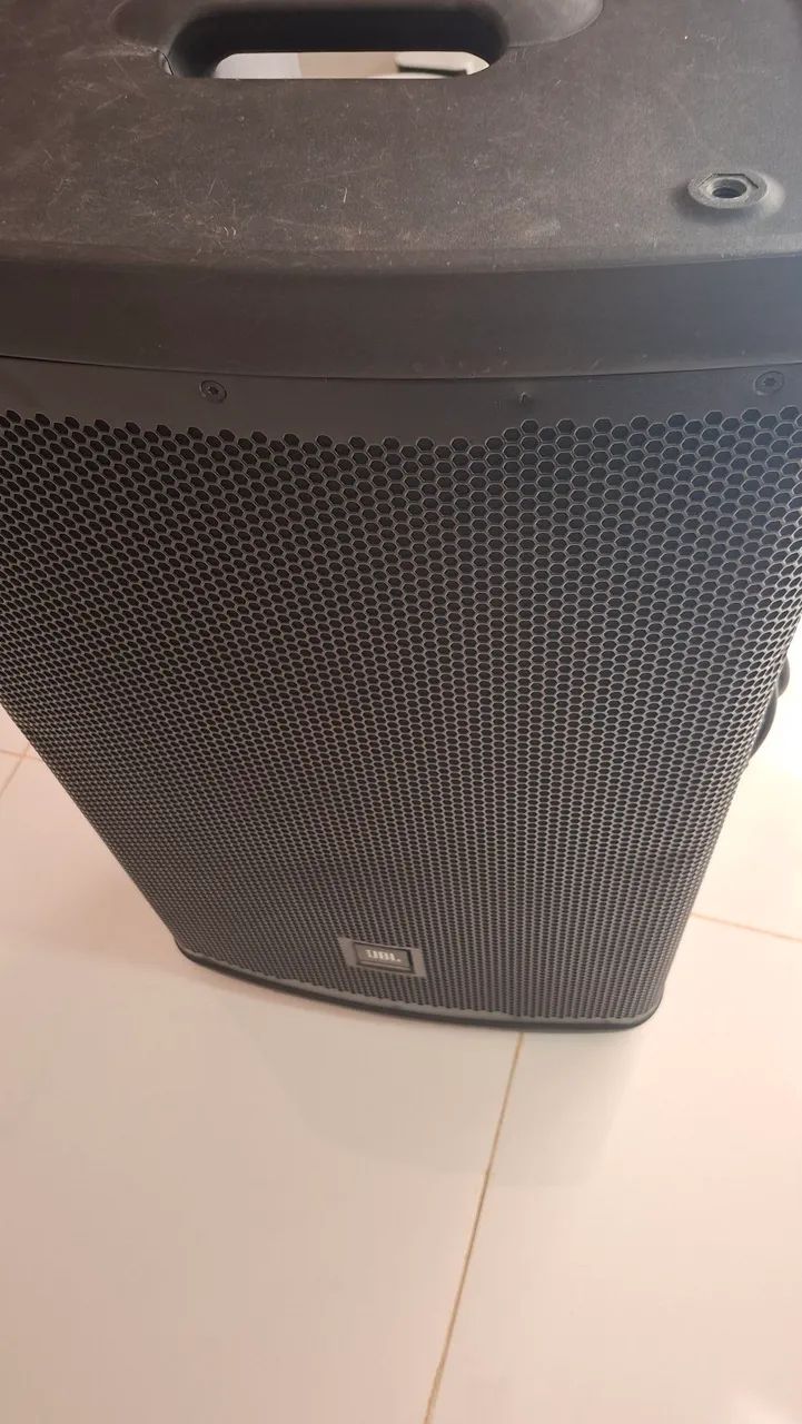 Vende-se caixa de som JBL eon 715 profissional  - Foto 4