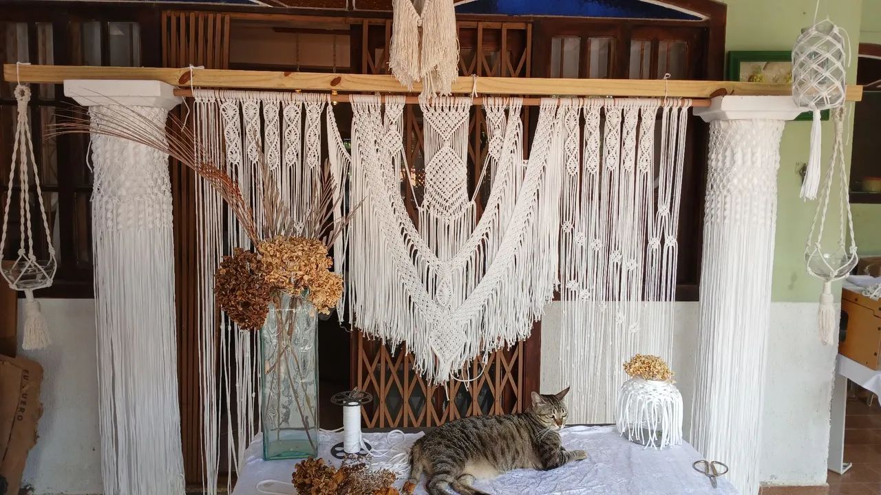 Cenário com colunas iluminadas e macramê - Foto 5