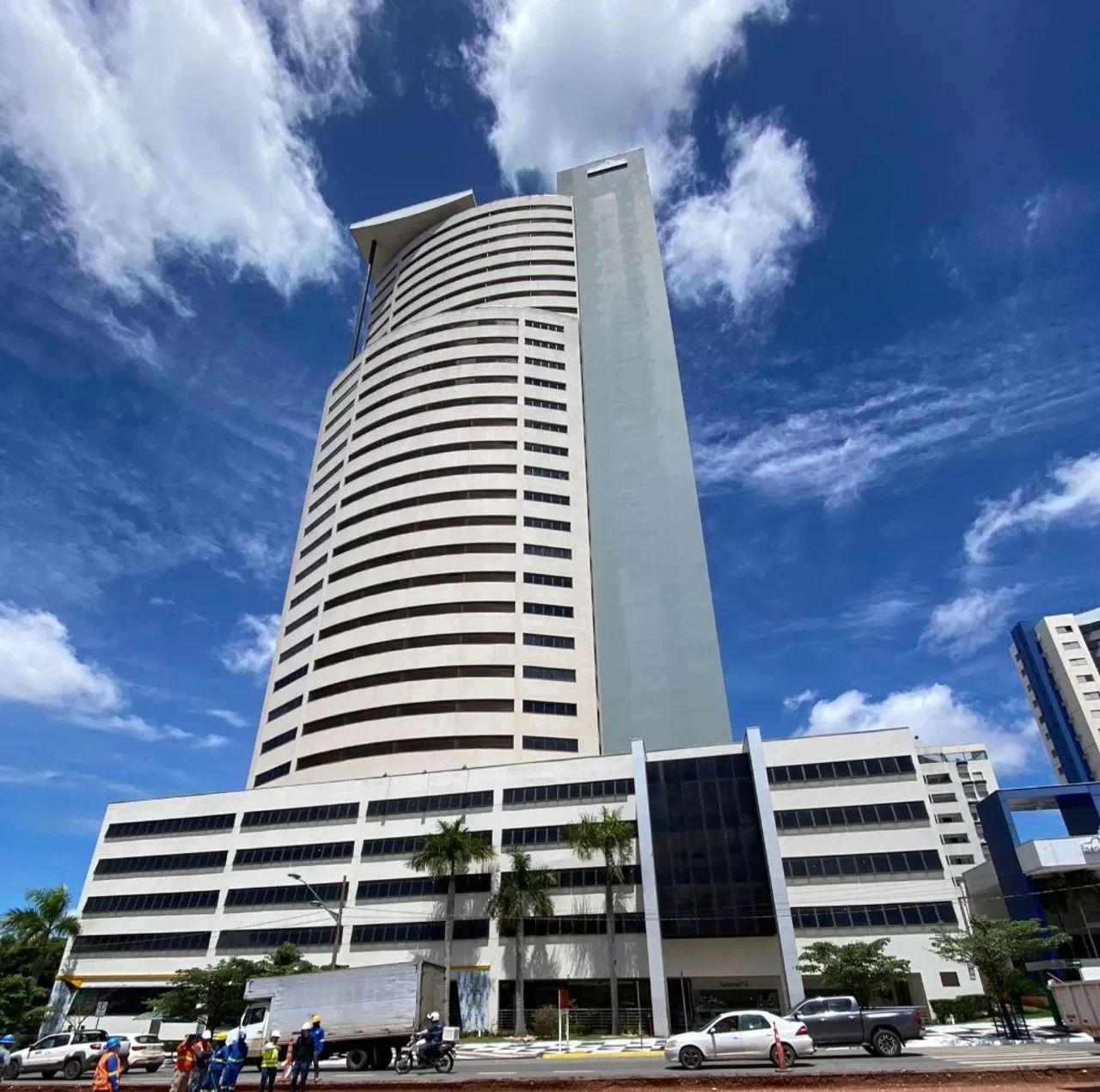 ALUGO SALA COMERCIAL COM LOCALIZAÇÃO PRIVILEGIADA EDIFÍCIO SB TOWER