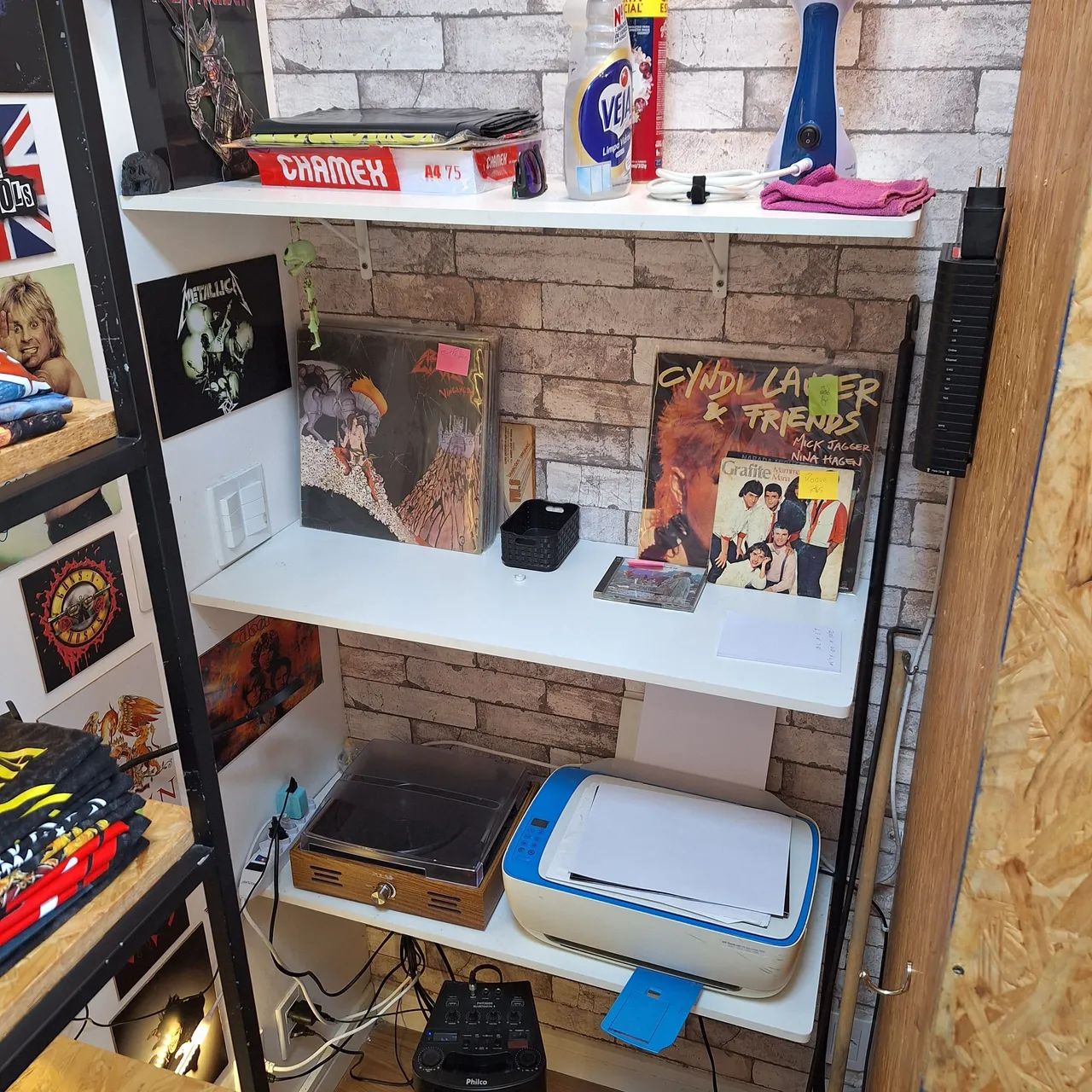 Prateleiras brancas de madeira 