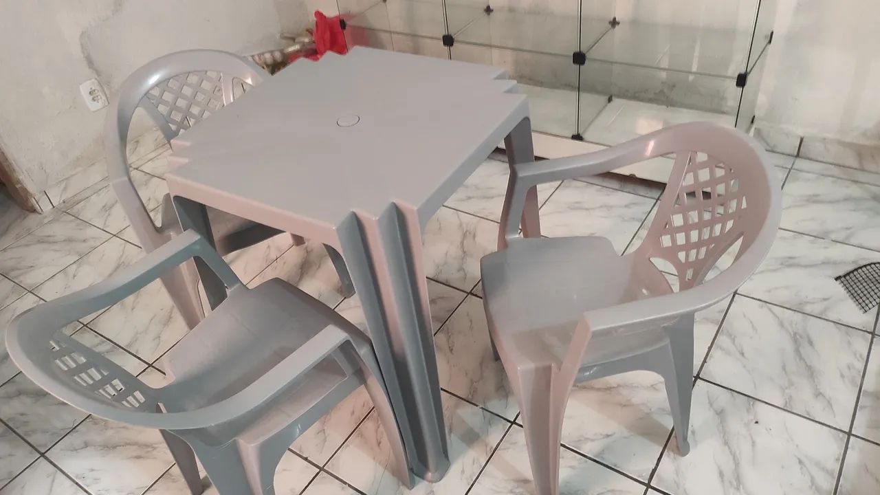 Mesa Plástica com 3 Cadeiras - Cor Cinza.