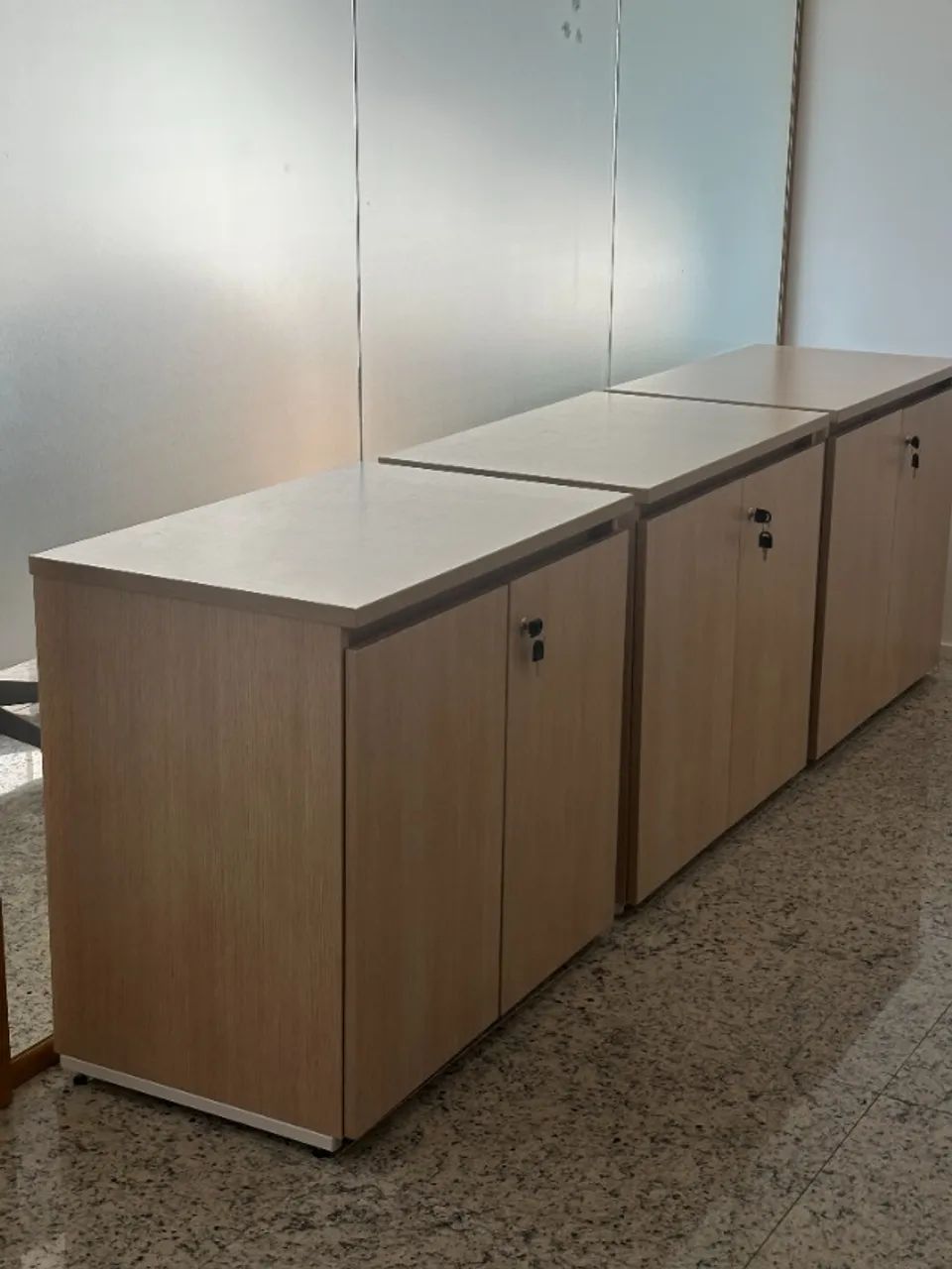 Lote mobiliário corporativo quase novo: 60 cadeiras, estações de trabalho, armários. - Foto 2