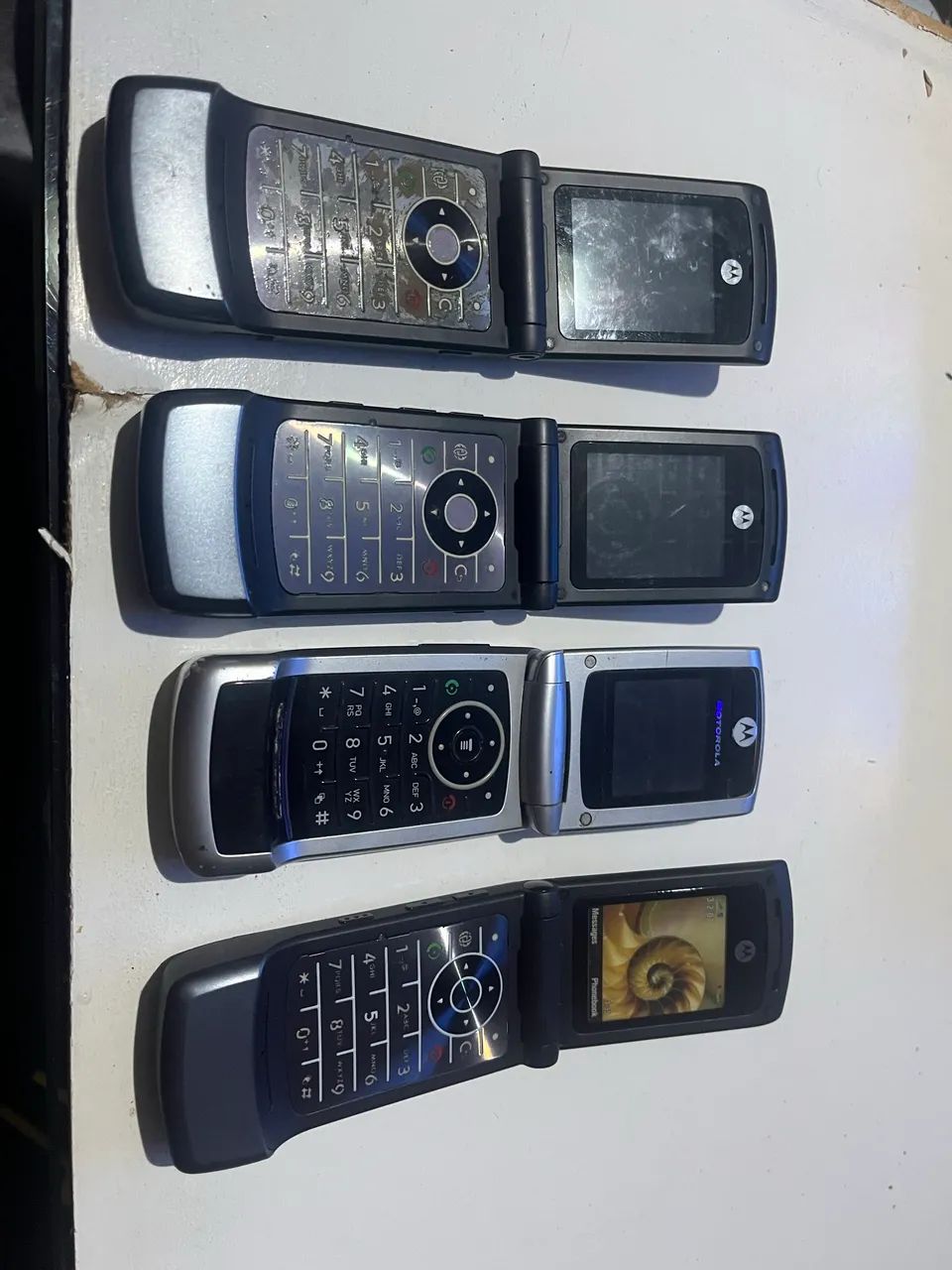 Quatro telefone celular antigo em formato flip da Motorola - Foto 3
