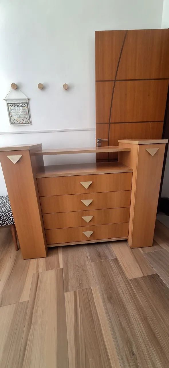 Excelente Cômoda com sapateiras laterais