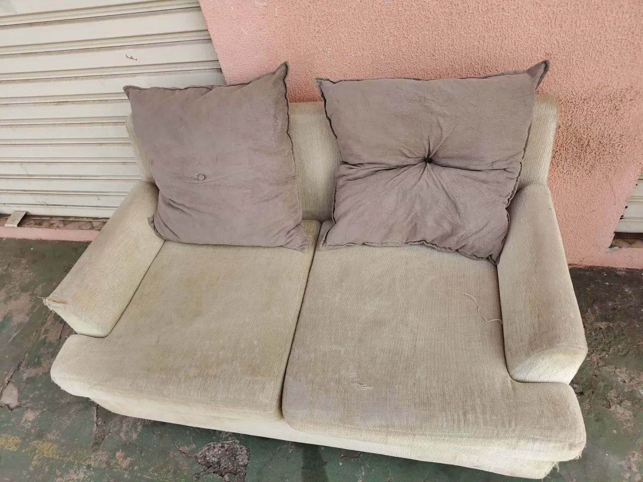 Sofá 2 lugares usado com duas almofadas ((ENTREGO GRATIS)) - Foto 5