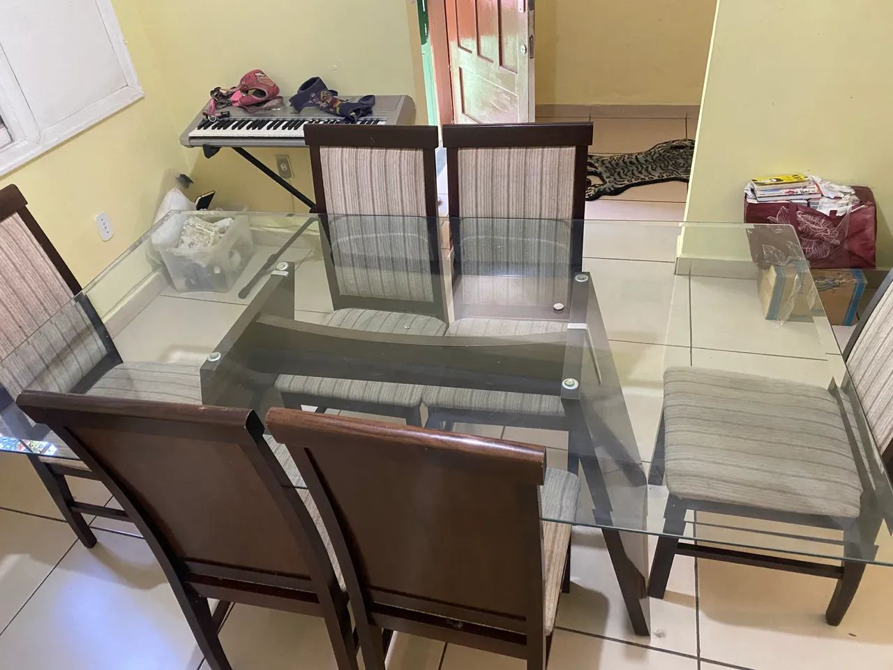 Mesa de vidro 6 lugares + cadeiras.