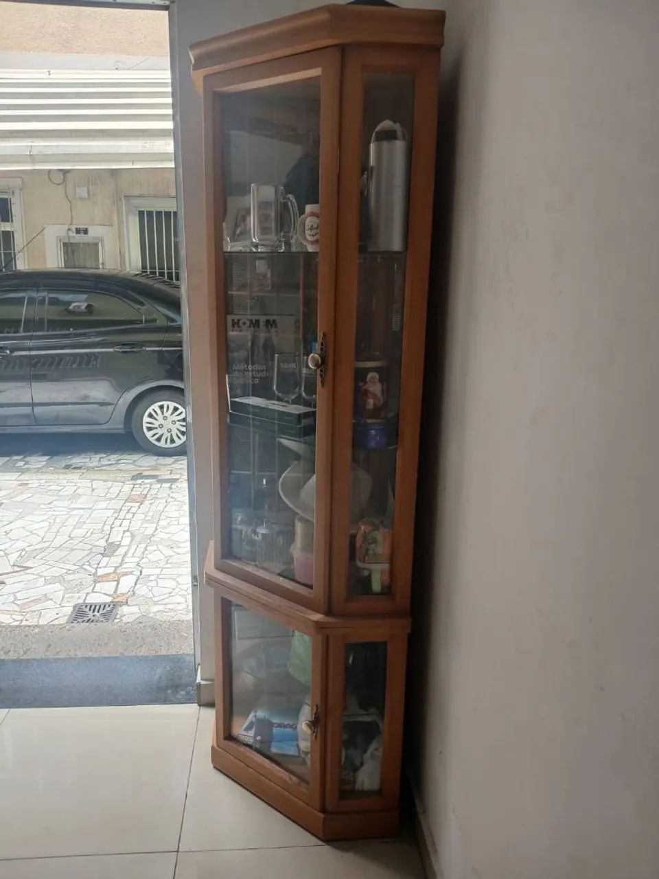 Cristaleira de madeira e vidro  - Foto 2