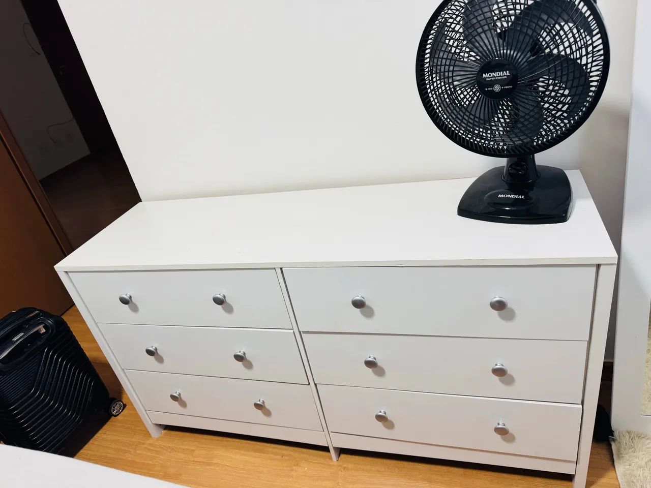 Vendo linda cômoda em MDF Branca 