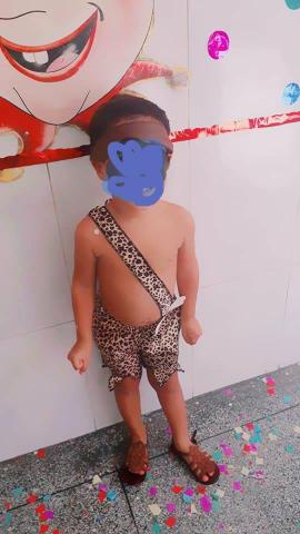 Vendo esse linda fantasia do homem das cavernas