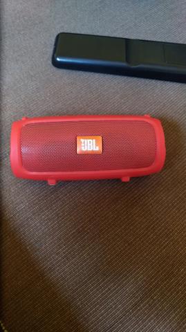 Caixa JBL pequena e potente