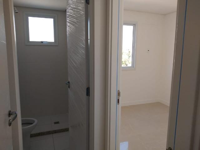 Excelente apto em Jacarepaguá, próximo do Projac, Sala, 2 quartos, varanda e banheiros - Foto 7
