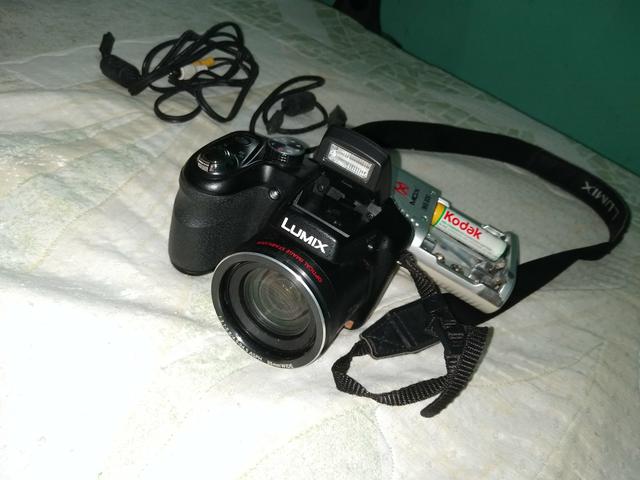 Estou vendendo uma máquina fotográfica da marca "lumix"