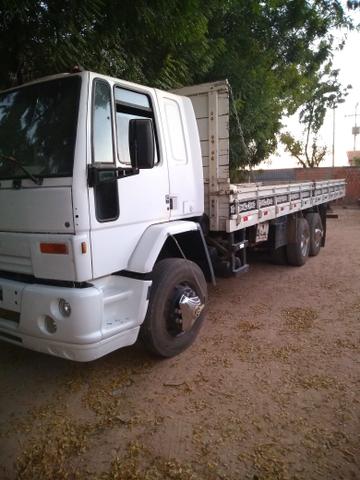 Vende-se este caminhão, aceitamos carro e uma parte em dinheiro