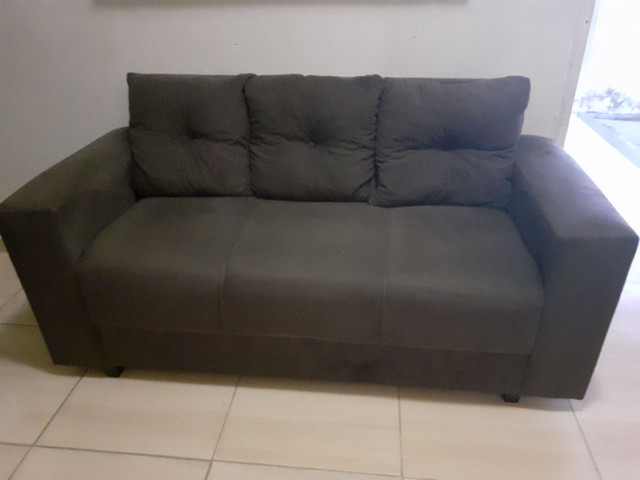 Sofá três lugares cor marrom às almofadas removidas - Foto 2