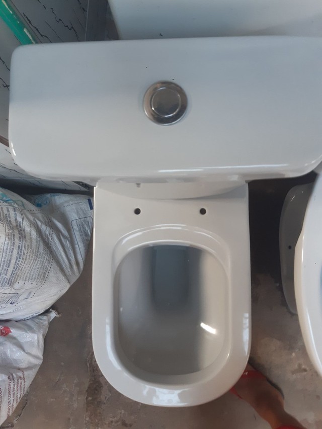 Acoplado semi novo DECA quadrado,liso nas laterais cinza platina