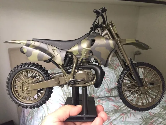 Moto de Ferro Trilha Miniatura Yamaha YZ450F 1:12 na Caixa Maisto