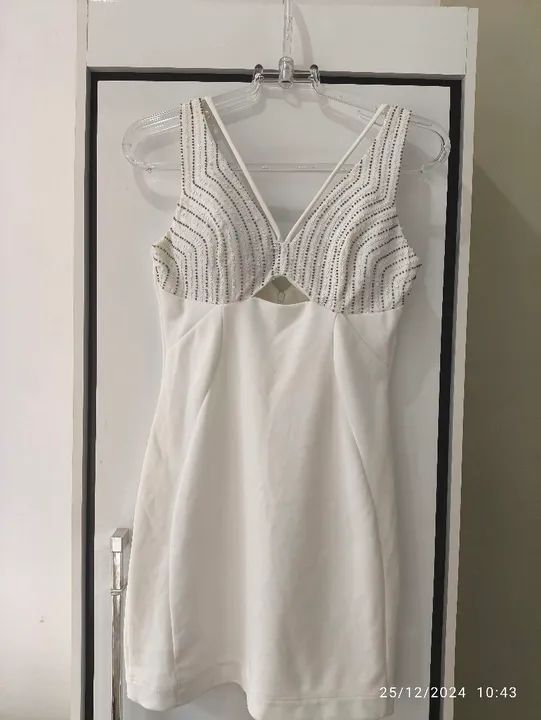Vestido branco com detalhes em pedraria