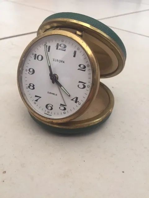 Relógio Antigo Despertador/ Europa 2JEWELS (funcionando)