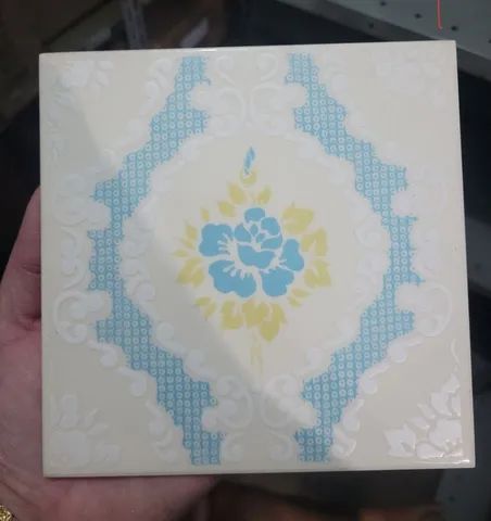 Azulejos antigos em bom estado, sem uso