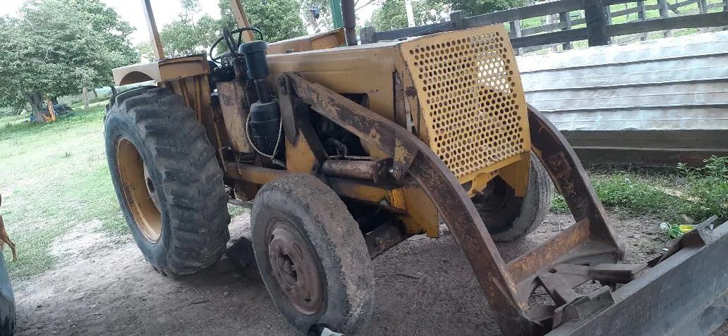 Trator CBT 2105 com lâmina e grade