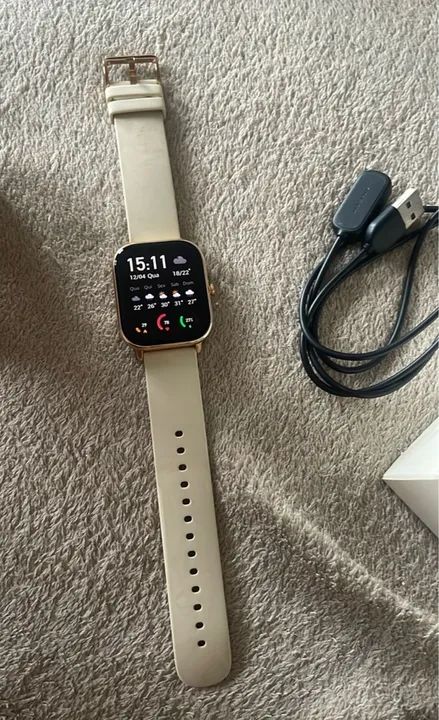 Smartwatch com tela colorida e pulseira branca