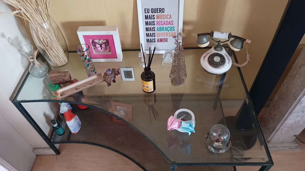 Mesa tipo aparador em vidro blindex e ferro patinado 